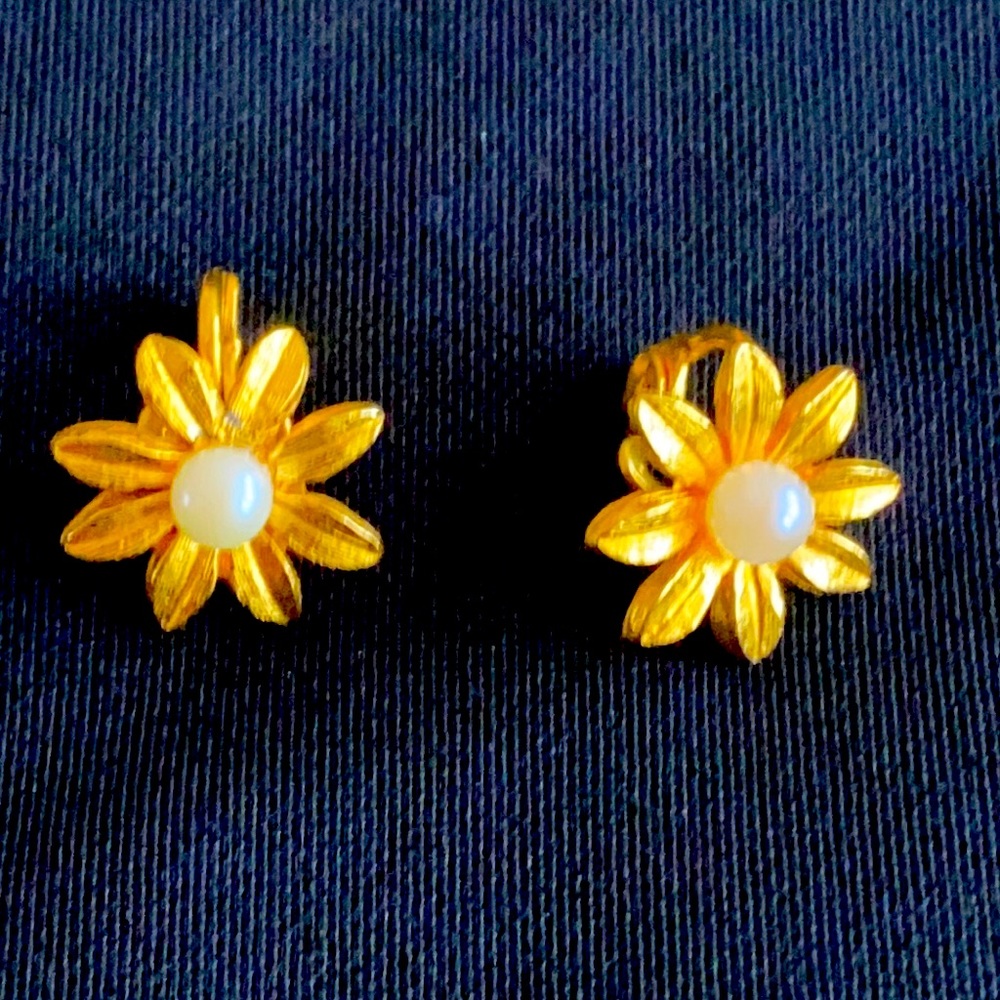 Pearl  Gold Tone Vintage Clip On earrings